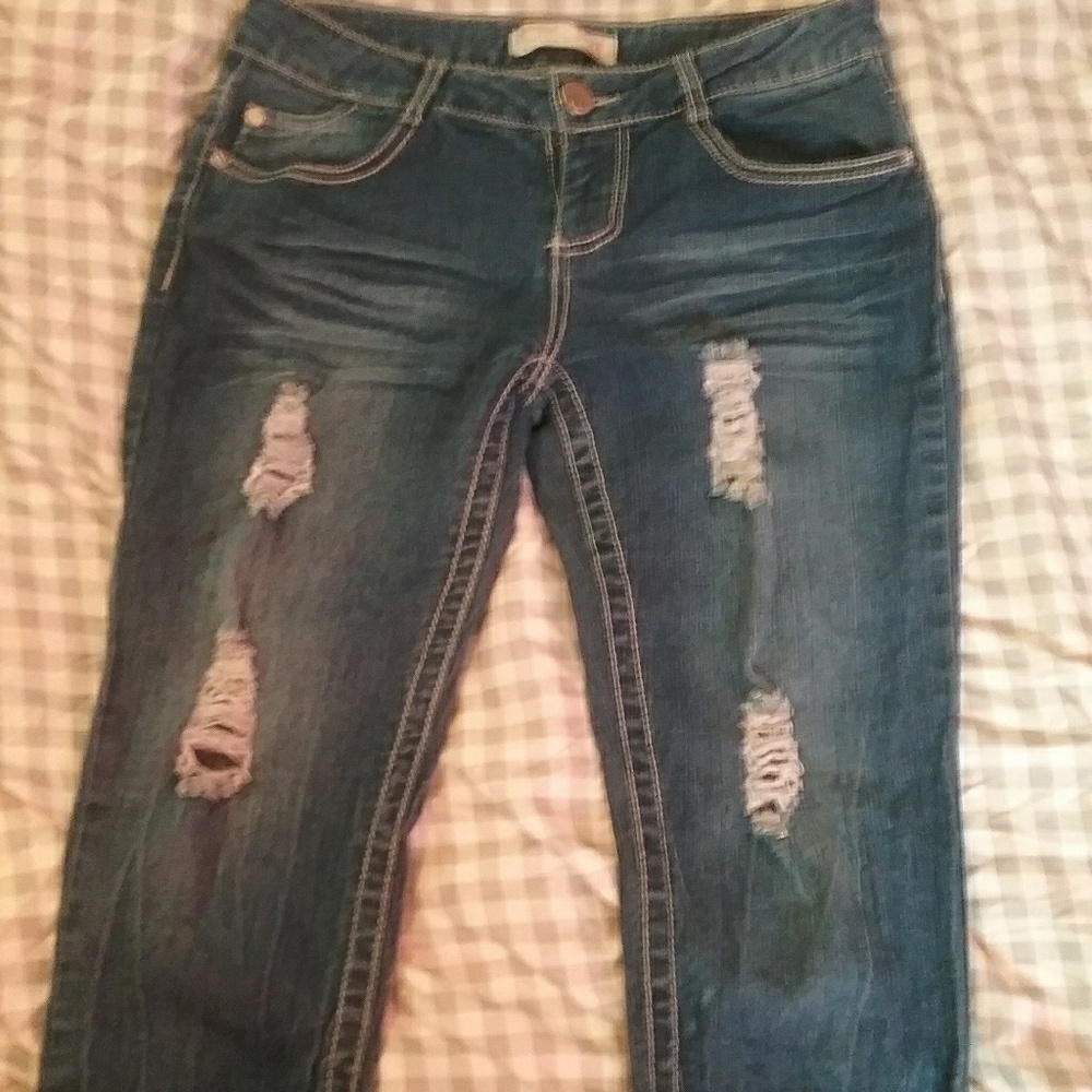Distressed No Boundaries Cuffed Capris